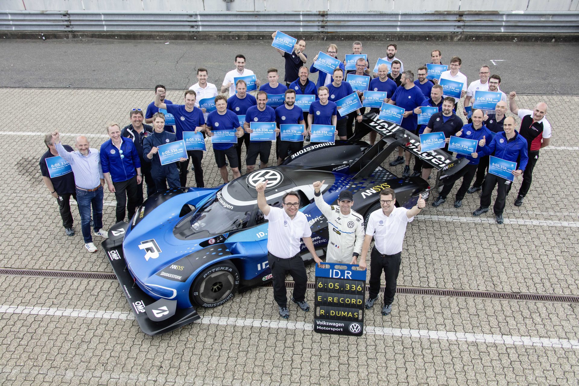 Team photo of Volkswagen Motorsport after setting a new e-record of 6:05.336 min at the Nürburgring-Nordschleife